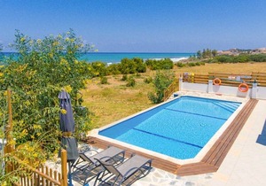 Kalisto Beach Villa: Large Private Pool, Walk to Beach, Sea Views, A/C, WiFi