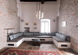 Keresbino Hydra Manor House