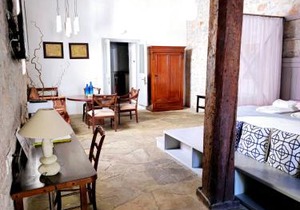 Keresbino Hydra Manor House