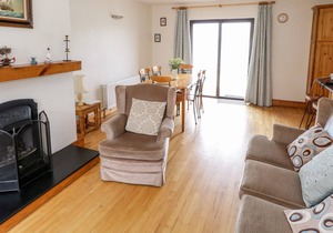 KING COTTAGE, family friendly in Cleggan, County Galway