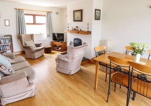 KING COTTAGE, family friendly in Cleggan, County Galway