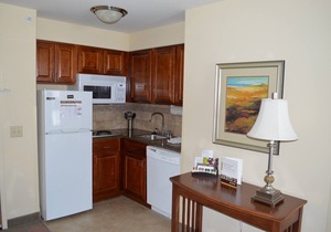 King Suite. Free Breakfast. Pool & Hot Tub. Gym. Near Aurora Medical Center!