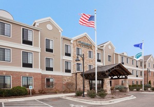 King Suite. Free Breakfast. Pool & Hot Tub. Gym. Near Aurora Medical Center!