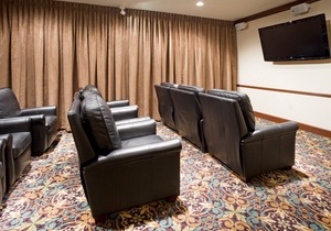 King Suite. Free Breakfast. Pool & Hot Tub. Gym. Near Aurora Medical Center!