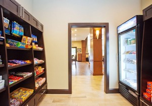 King Suite w/Free Breakfast Included! Outdoor Pool, Near Downtown Austin