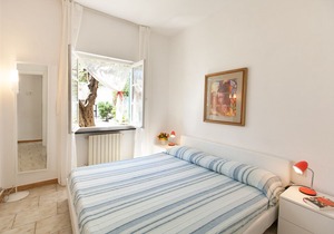 LA VILLETTA: One step into the blue! BEACH-FRONT, 5 mins from the centre