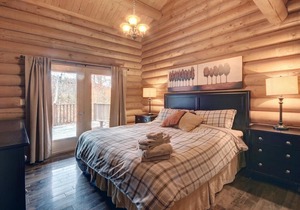 Lake front Log home 7 bedrooms