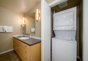 Lake Livin', Chelan Resort Suites 211, 2 bed, 2 bath Condo with indoor pool, near Lakeside Park