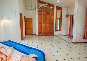 Large Ocean Side Terrace, Stunning Views, Pool, WiFi Quiet Beach