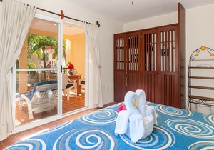 Large, very popular, airy apartment with kitchen and shaded private balcony