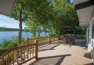 Laurentian Lakeside Cottage 55, 4-season, 5-bedroom, 3.5 bath cottage sleeps 10