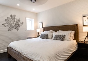Laurentian Lakeside Cottage 55, 4-season, 5-bedroom, 3.5 bath cottage sleeps 10