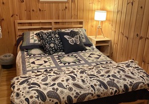 Laurentian Lakeside Cottage 53, 4-season, 3 bedroom 2 bath cottage sleeps 8