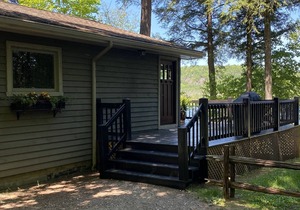 Laurentian Lakeside Cottage 53, 4-season, 3 bedroom 2 bath cottage sleeps 8