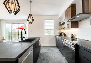 Le Memph: 3-bedroom condo-chalet with shared SPA Lake Memphremagog