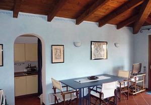 LITTLE VILLA WITH PRIVATE POOL AND GARDEN.IT ACCOMODATES CONFORTABLY 4 PEOPLE