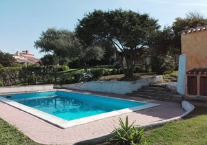 LITTLE VILLA WITH PRIVATE POOL AND GARDEN.IT ACCOMODATES CONFORTABLY 4 PEOPLE