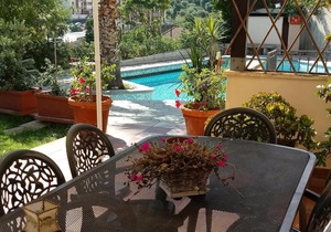 Lovely apartment in villa with pool, and panoramic sea views.
