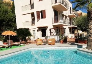 Lovely apartment in villa with pool, and panoramic sea views.