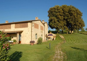 Lovely apartment with pool, WIFI, TV, patio, pets allowed and parking, close to San Gimignano