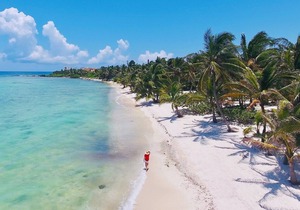 Lovely beachfront 2 BR/2BA condo. Gated community - Pool, Wifi, AC