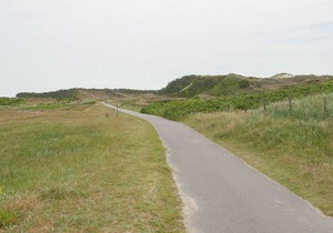 Lovely chalet with terrace near the North Sea