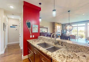 Lovely Getaway near Downtown Blue Mountain Village w/Free WiFi, Patio, and W/D
