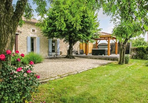 Lovely home in St. Aubin de Cadelech