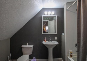 Lovely King Bed Loft near Downtown, free parking