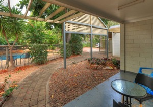 Loyang Apartment 1 - Fantastic value island getaway with complex pool and short stroll to Alma Bay