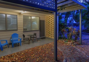 Loyang Apartment 1 - Fantastic value island getaway with complex pool and short stroll to Alma Bay