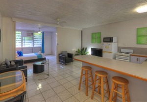Loyang Apartment 2 - Fantastic value island getaway with complex pool and short stroll to Alma Bay