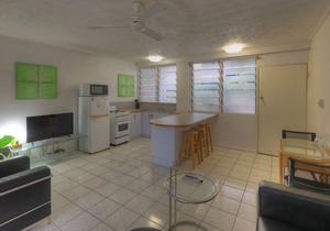 Loyang Apartment 2 - Fantastic value island getaway with complex pool and short stroll to Alma Bay