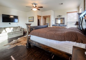 Luxurious three bedroom cottage with amazing lake views!
