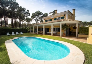 Luxurious villa on a golf course, swimming pool, near beautiful beaches (Lisbon-Portugal)