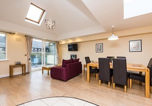 Luxury 2 BDRM with balcony near Temple Bar