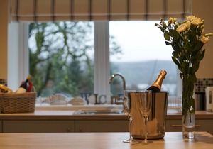 Luxury 2 bed ensuite cottage in Scottish Estate setting, short walk to loch