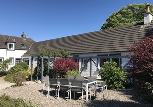 Luxury 2 bed ensuite cottage in Scottish Estate setting, short walk to loch