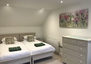 Luxury 5* 2 bed ensuite cottage, pet friendly, short walk to loch side