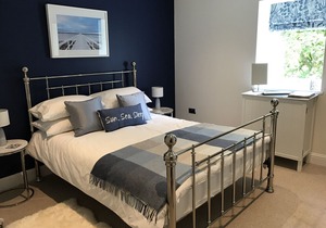 Luxury 5* 2 bed ensuite cottage, beautifully furnished, short walk to loch side