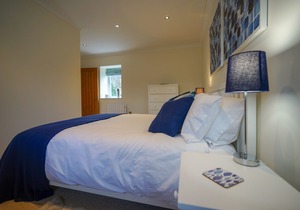 Luxury 5* 2 bed ensuite cottage, beautifully furnished, short walk to loch side