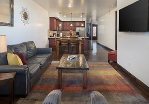 Luxury Condo in Downtown Moab | Private Hot Tub | Bike Storage | Pet Friendly
