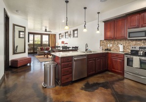 Luxury Condo in Downtown Moab | Private Hot Tub | Pet Friendly | Easy Parking
