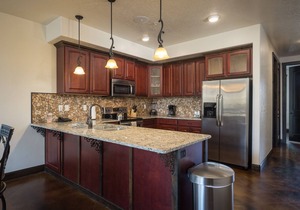 Luxury Condo in Downtown Moab | Private Hot Tub | Pet Friendly | Easy Parking