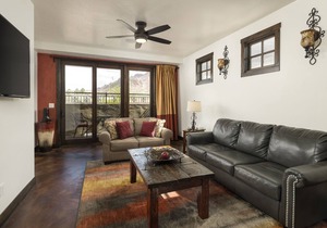 Luxury Condo in Downtown Moab | Private Hot Tub | Pet Friendly | Easy Parking