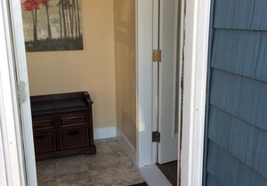 Luxury main floor suite, walk to Hospital, business and restaurant district