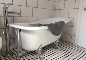 Luxury main floor suite, walk to Hospital, business and restaurant district