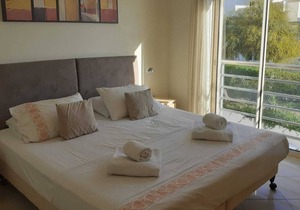 Luxury Two Bed Apt, WiFi, Air Con, Sea Views, Old Town, Beach 900m