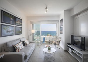 Mackenzie Zoe Seafront Suite