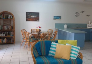 Magnetic Shores Unit 3 - Delightful tropical getaway across the road to beautiful Alma Bay
